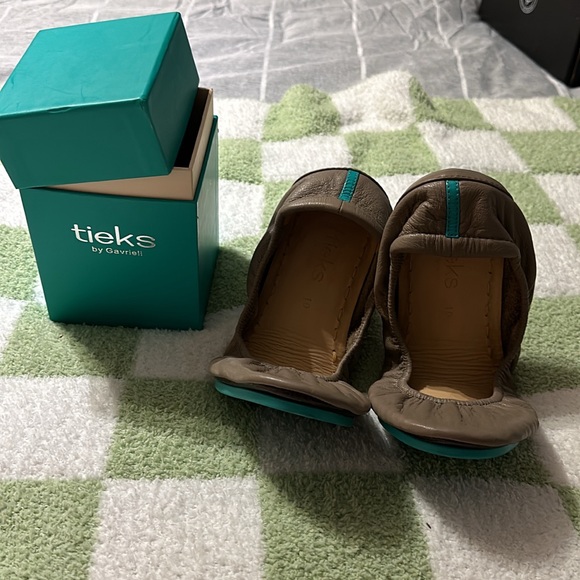 Tieks By Gavrielli Flats - Taupe - size 10 - Picture 1 of 3